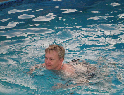 Оля в бассейне