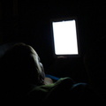 Оля читает в ночи ipad 