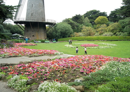 У входа в парк