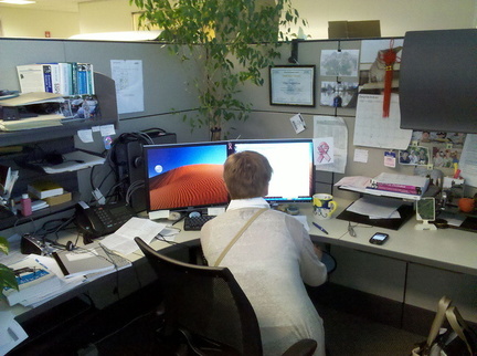 Оля на работе