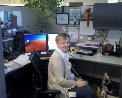 Оля на работе