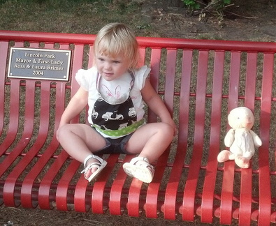 Марго и красная скамейка /  Margo and a red bench