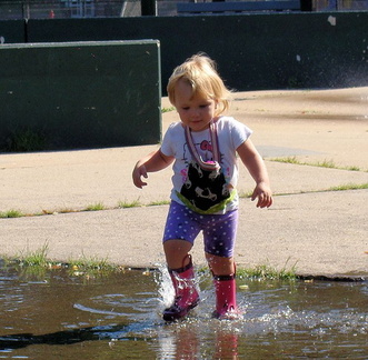 Марго ходит по лужам / Margo and a puddle