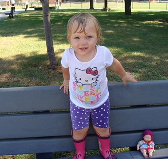 Марго на скамейке в парке / Margo at park
