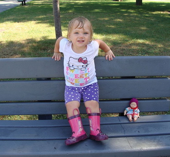 Марго на скамейке в парке / Margo at park