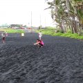 Пляж с чёрным песком