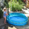 Марго заполняет бассейн