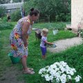 Марго поливает огород