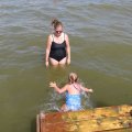 Марго прыгает в воду