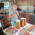 Марго с бабушкой делают куличи