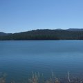 Панорама озера с дамбы